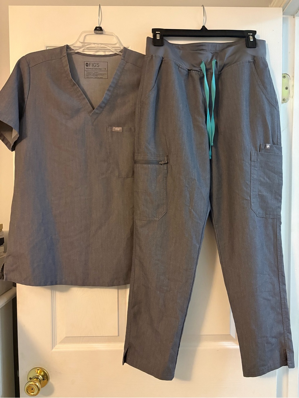FIGS women’s gray scrub set